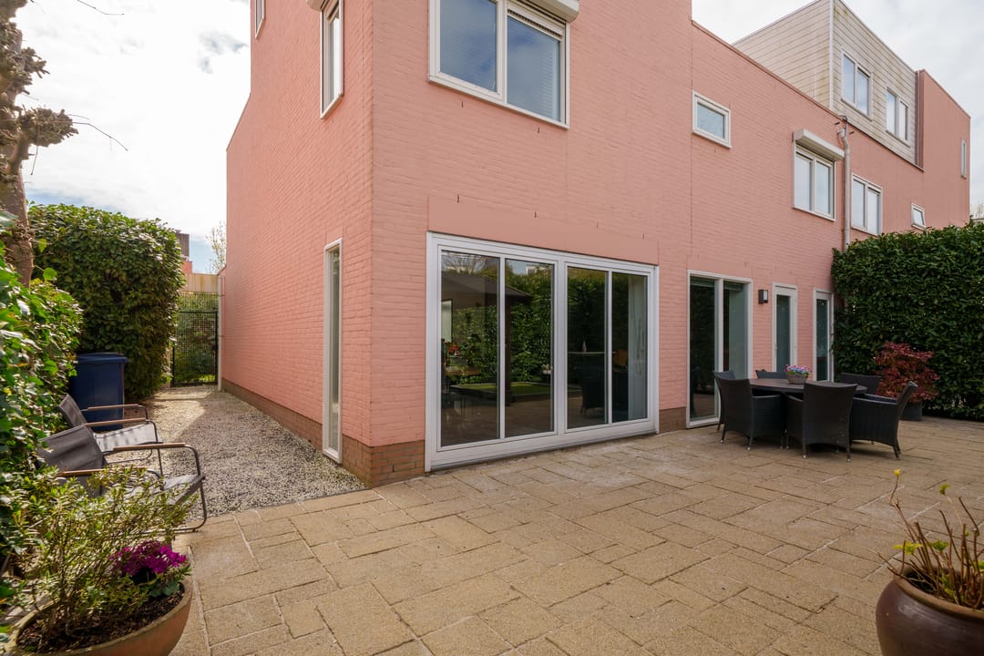 Spacious semi-detached family home with garage and five bedrooms — 46