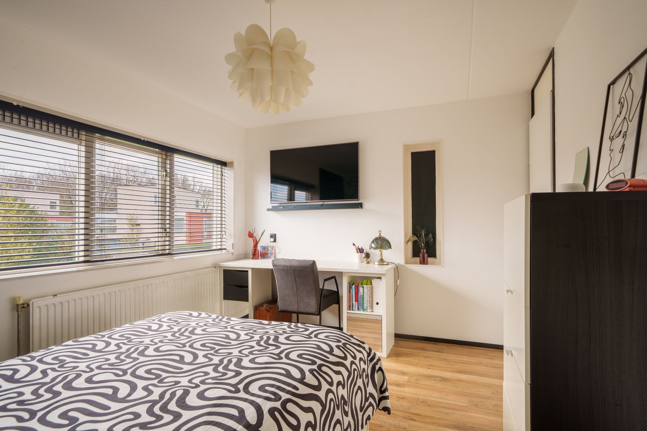 Spacious semi-detached family home with garage and five bedrooms — 36