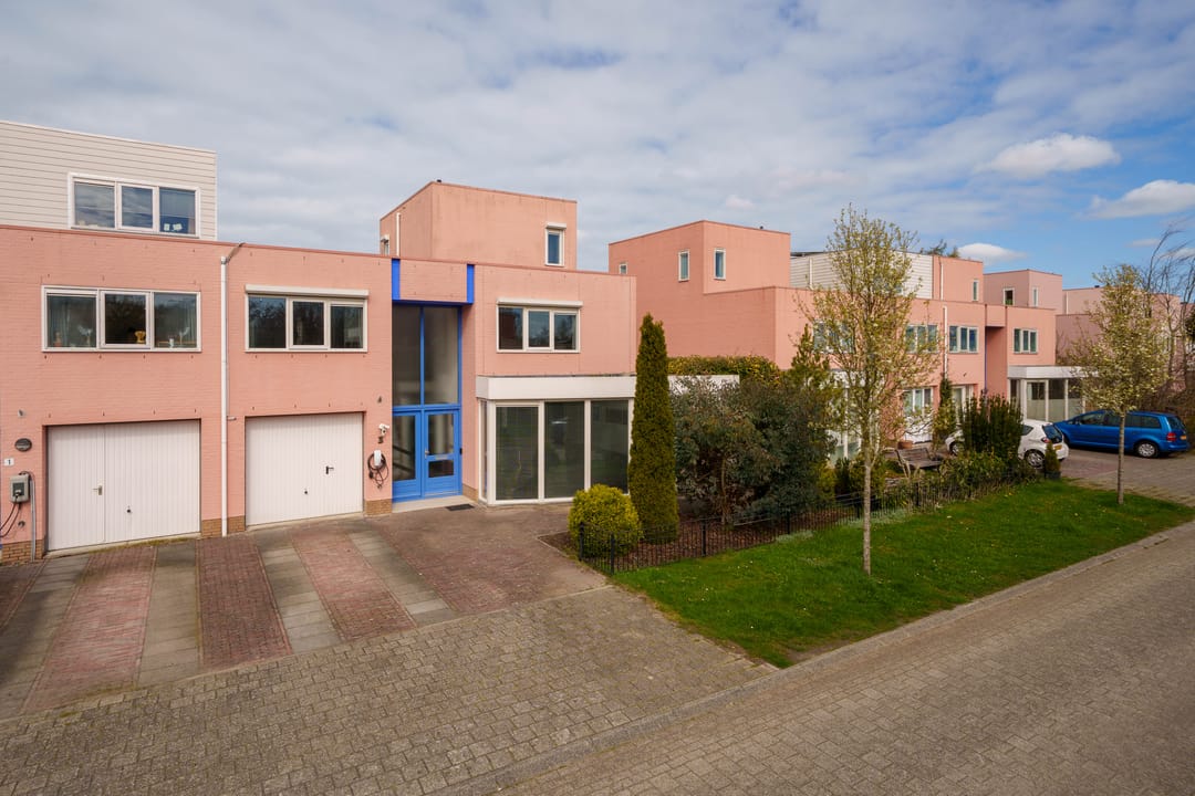 Spacious semi-detached family home with garage and five bedrooms — 53