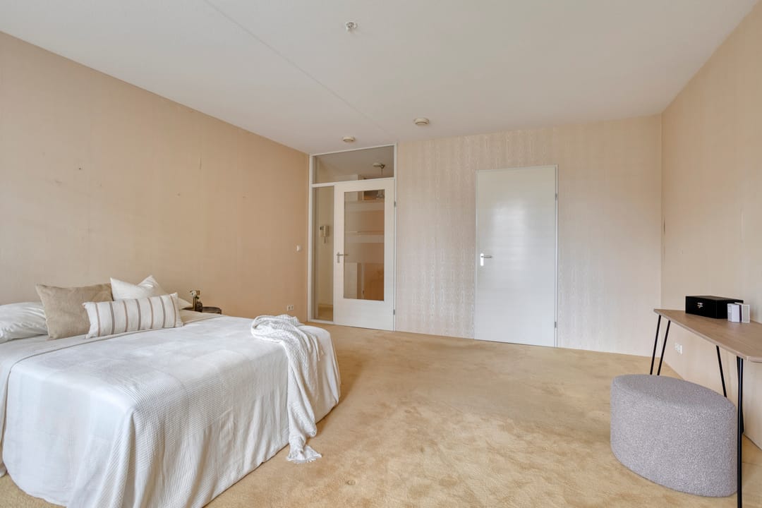 Spacious corner apartment in Amstelveen Stadshart with parking and loggia — 16