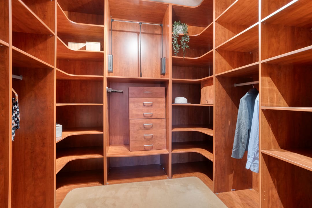 Spacious corner apartment in Amstelveen Stadshart with parking and loggia — 17
