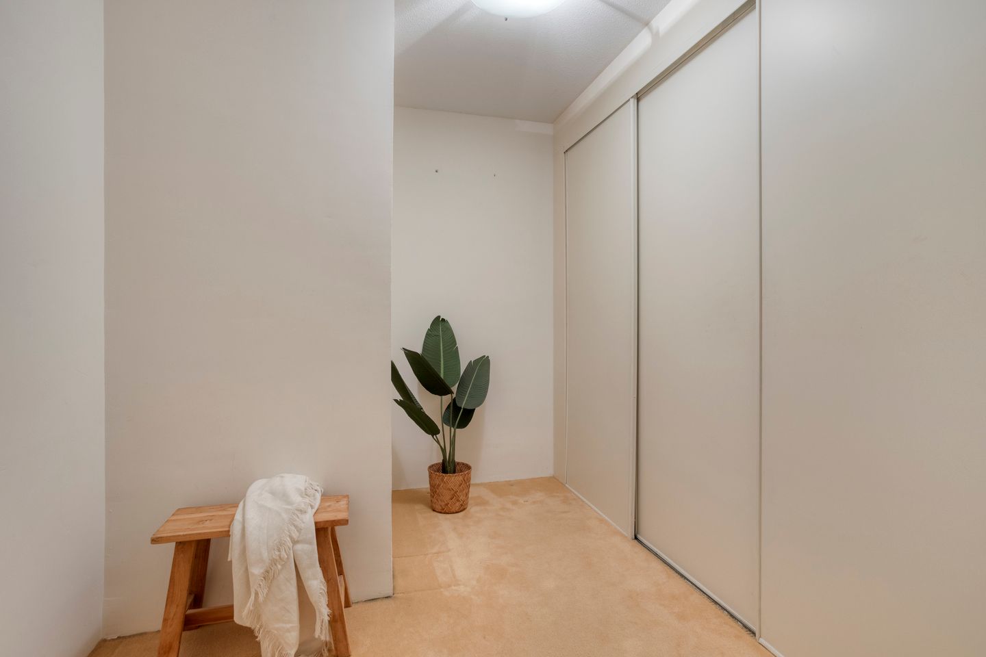 Spacious corner apartment in Amstelveen Stadshart with parking and loggia — 25
