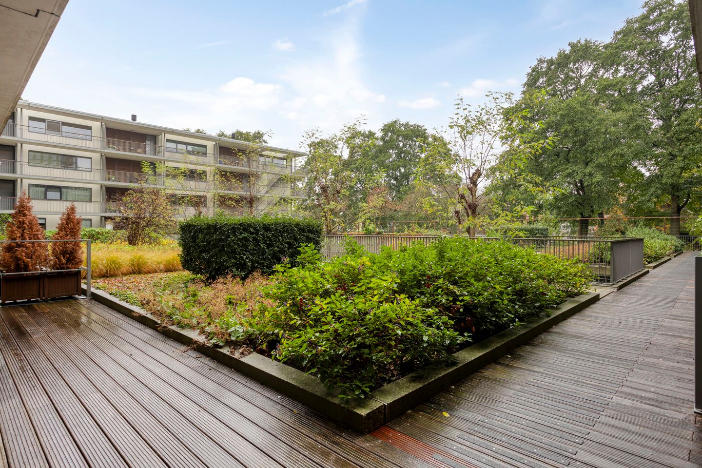 Spacious corner apartment in Amstelveen Stadshart with parking and loggia — 29