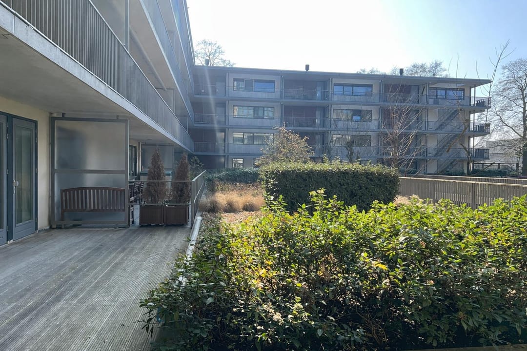 Spacious corner apartment in Amstelveen Stadshart with parking and loggia — 41