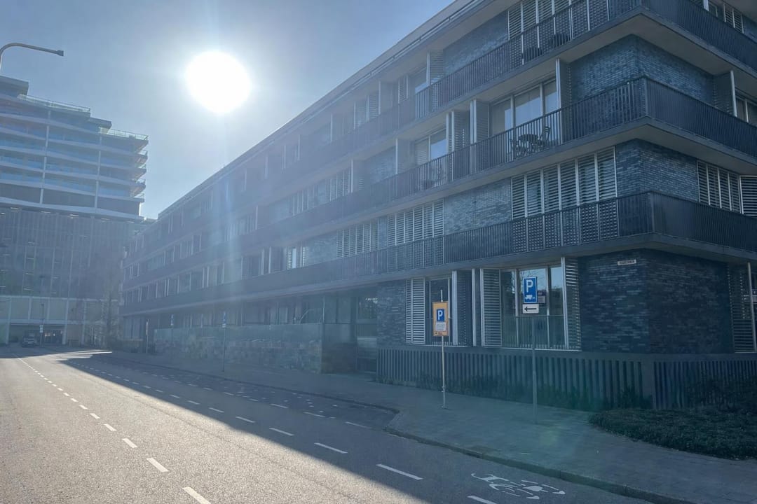 Spacious corner apartment in Amstelveen Stadshart with parking and loggia — 46