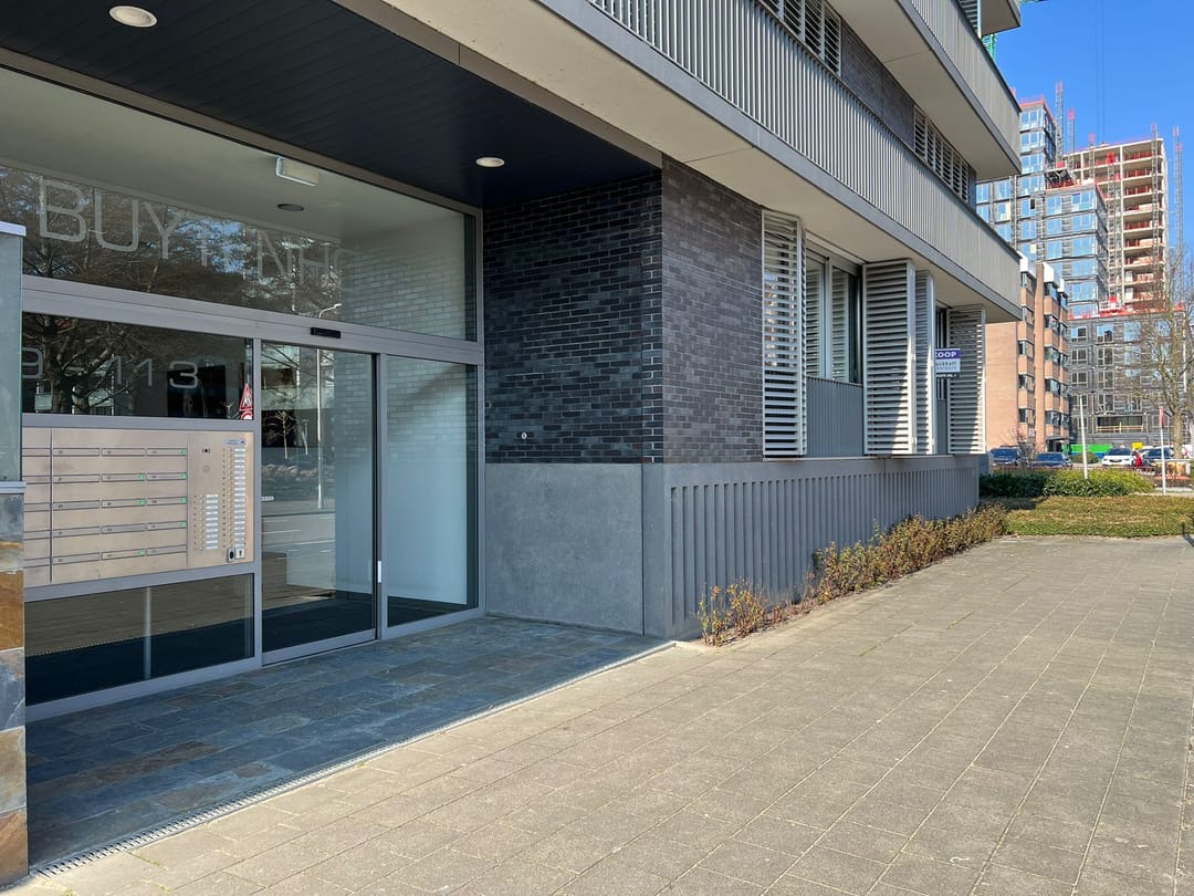 Spacious corner apartment in Amstelveen Stadshart with parking and loggia — 43