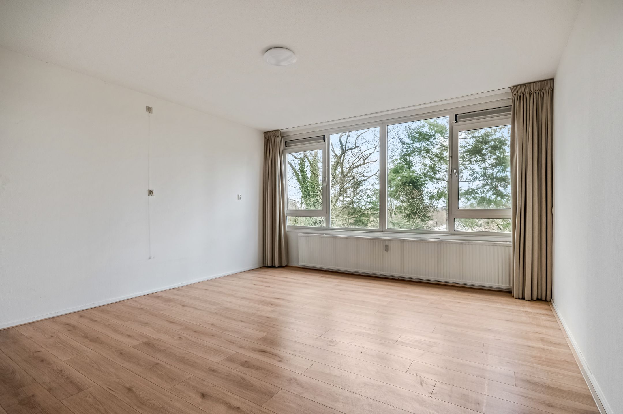 Bright corner apartment with green views in senior service flat Belvédère — 12