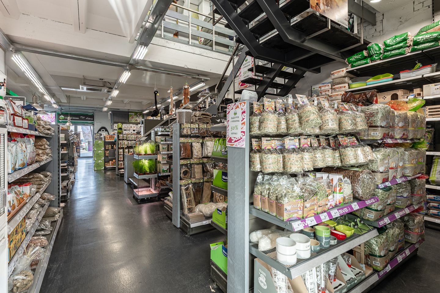 Bekijk foto 4 van Winkelcentrum Woensel 114-118