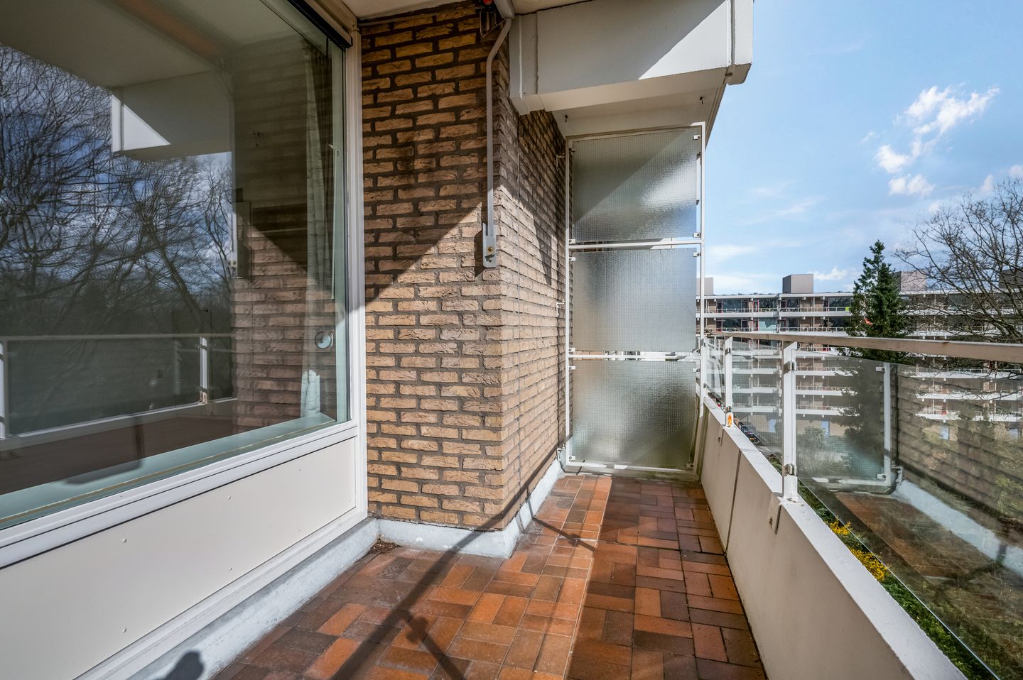 Bright corner apartment with green views in senior service flat Belvédère — 25