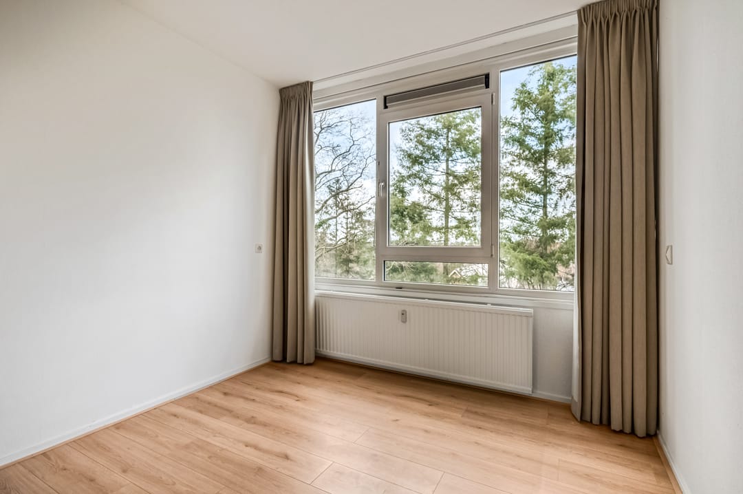 Bright corner apartment with green views in senior service flat Belvédère — 22