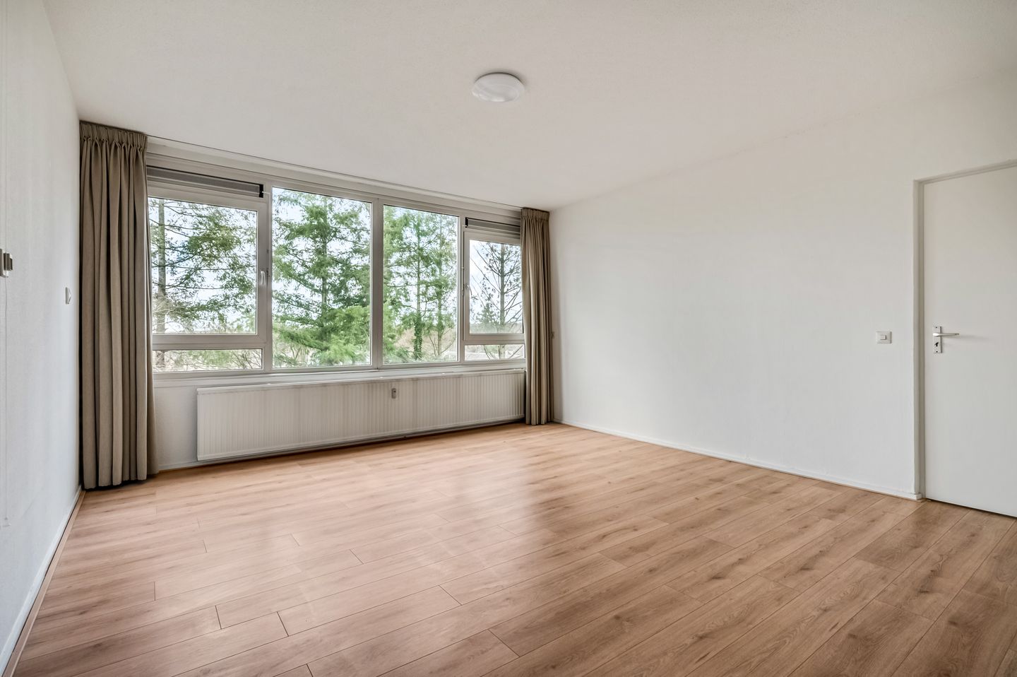 Bright corner apartment with green views in senior service flat Belvédère — 14