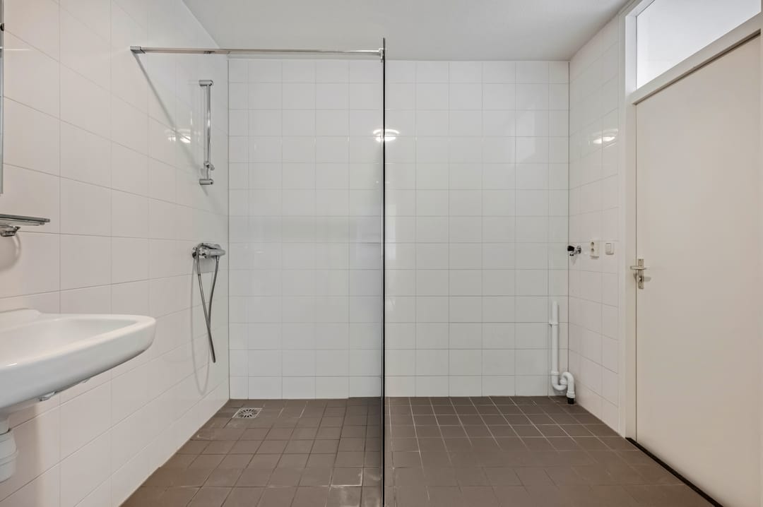 Bright corner apartment with green views in senior service flat Belvédère — 16