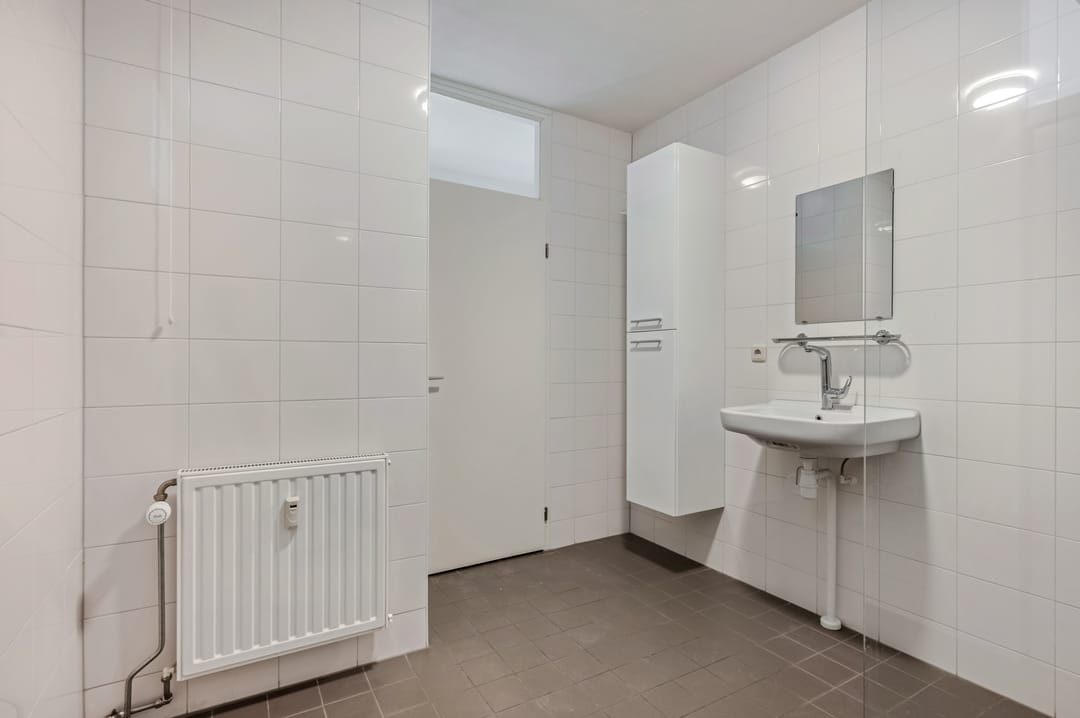 Bright corner apartment with green views in senior service flat Belvédère — 17