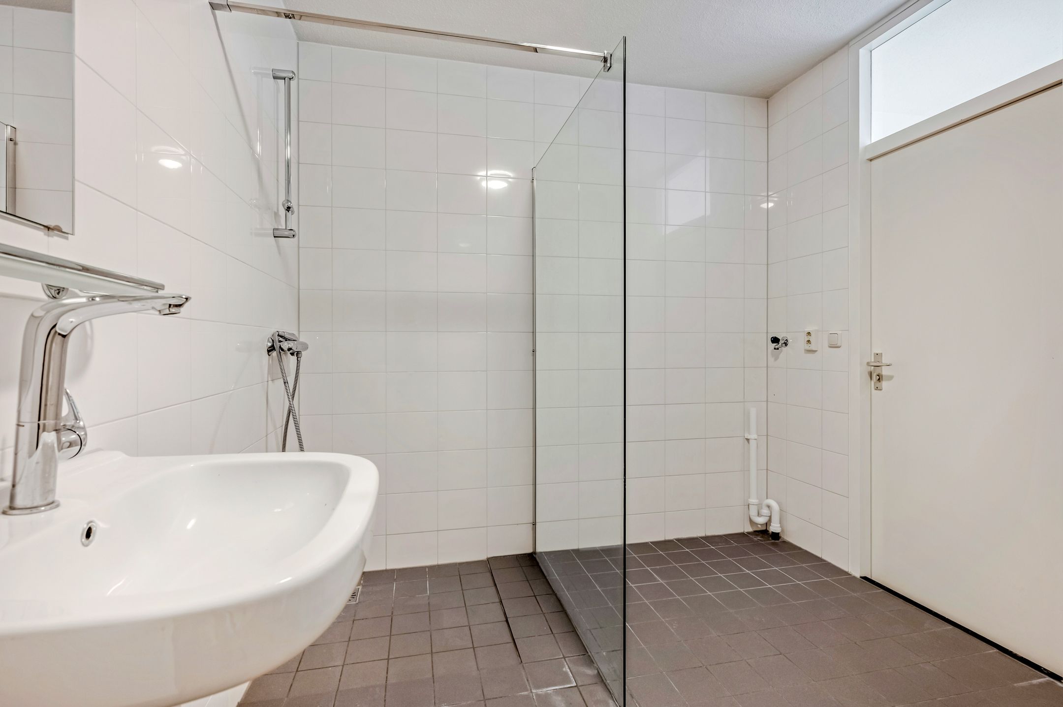 Bright corner apartment with green views in senior service flat Belvédère — 18
