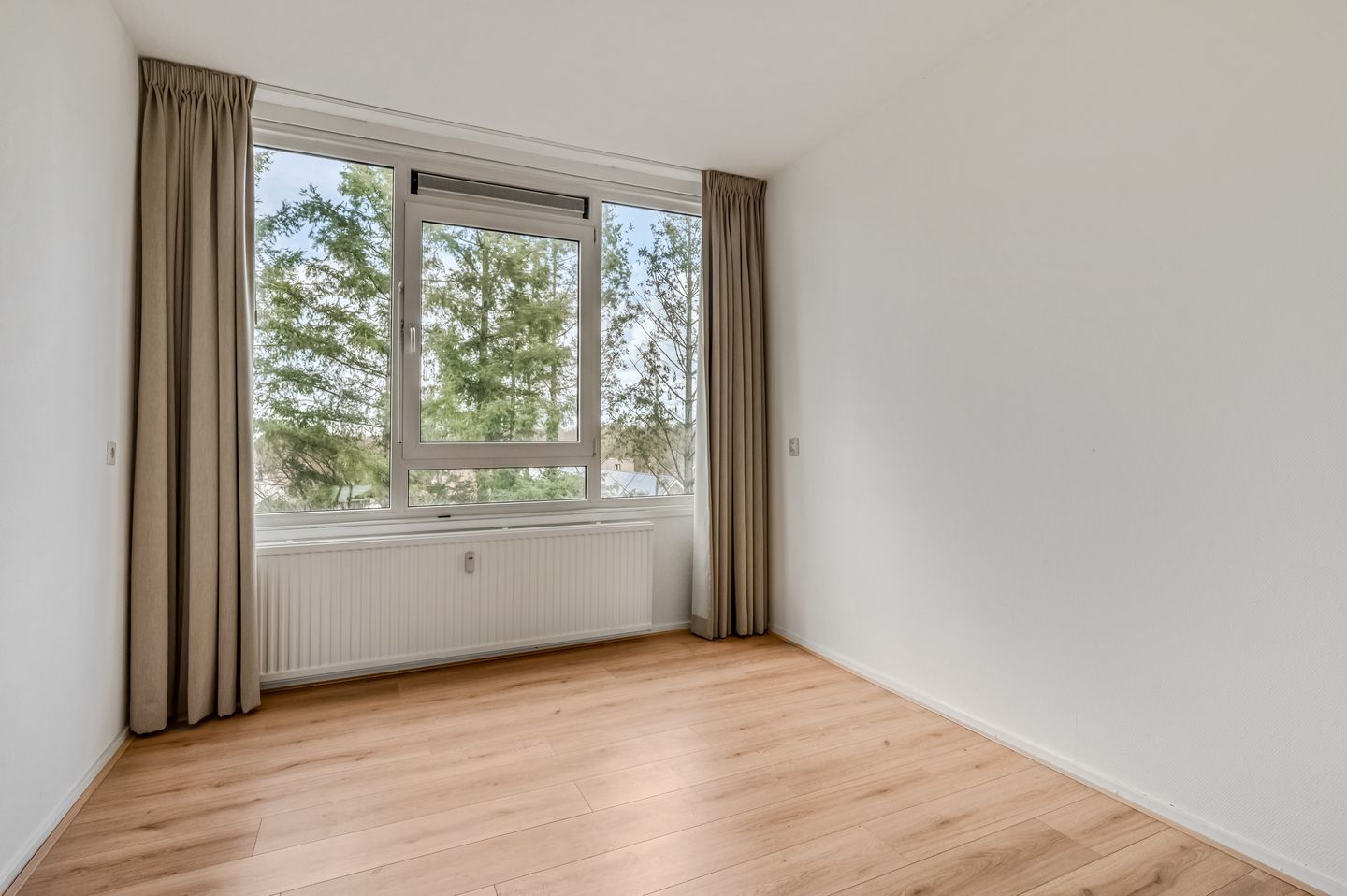 Bright corner apartment with green views in senior service flat Belvédère — 20