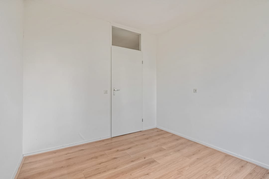 Bright corner apartment with green views in senior service flat Belvédère — 23