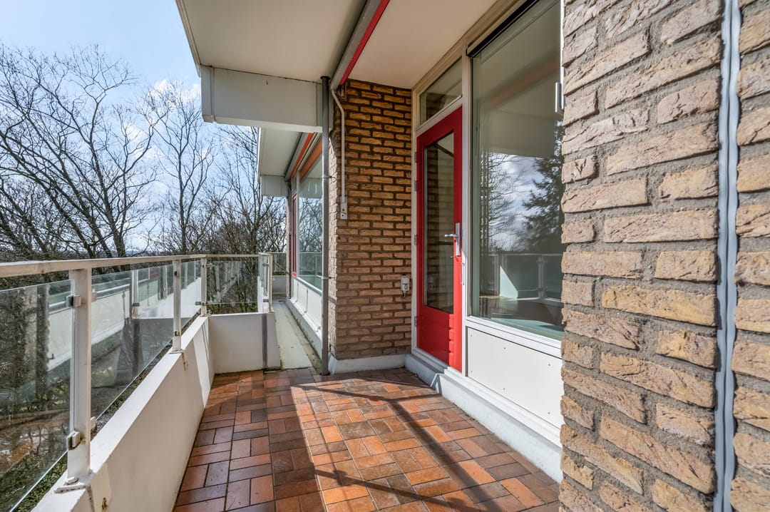 Bright corner apartment with green views in senior service flat Belvédère — 26