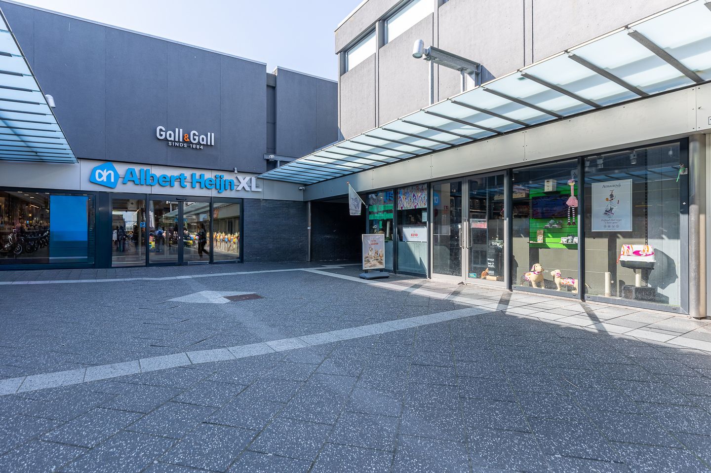 Bekijk foto 1 van Winkelcentrum Woensel 114-118