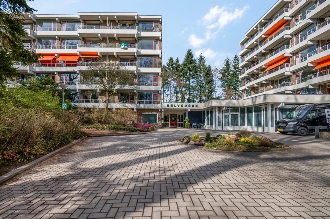 Bright corner apartment with green views in senior service flat Belvédère — 31