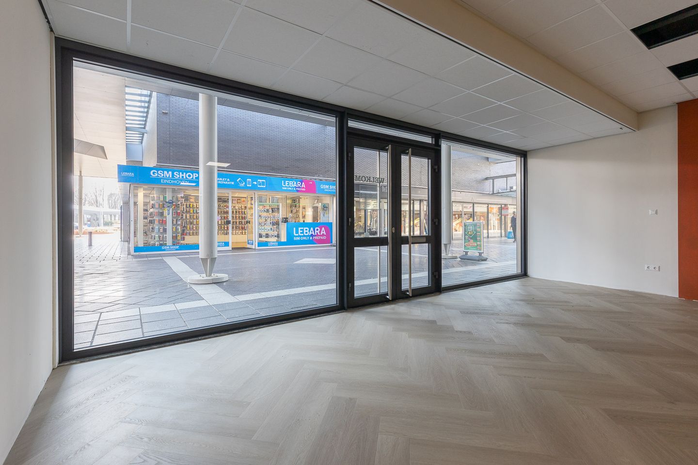 Bekijk foto 4 van Winkelcentrum Woensel 114-118