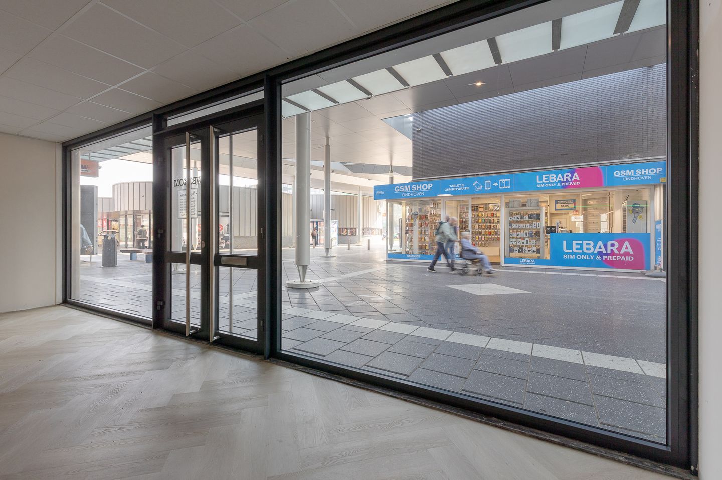 Bekijk foto 3 van Winkelcentrum Woensel 114-118