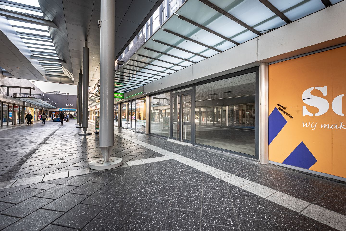 Bekijk foto 2 van Winkelcentrum Woensel 114-118