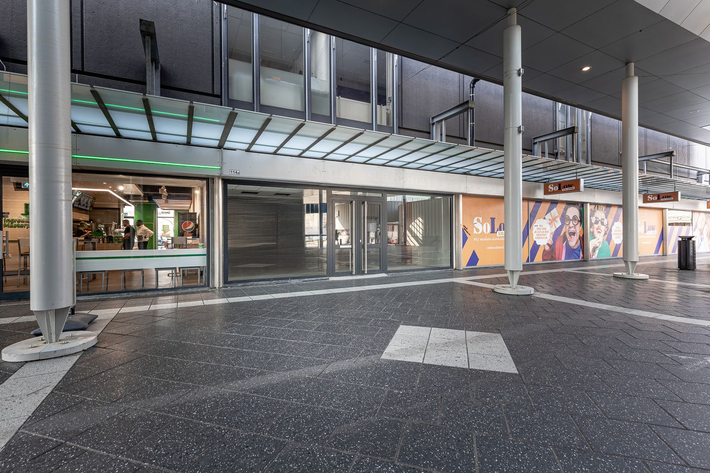 Bekijk foto 1 van Winkelcentrum Woensel 114-118