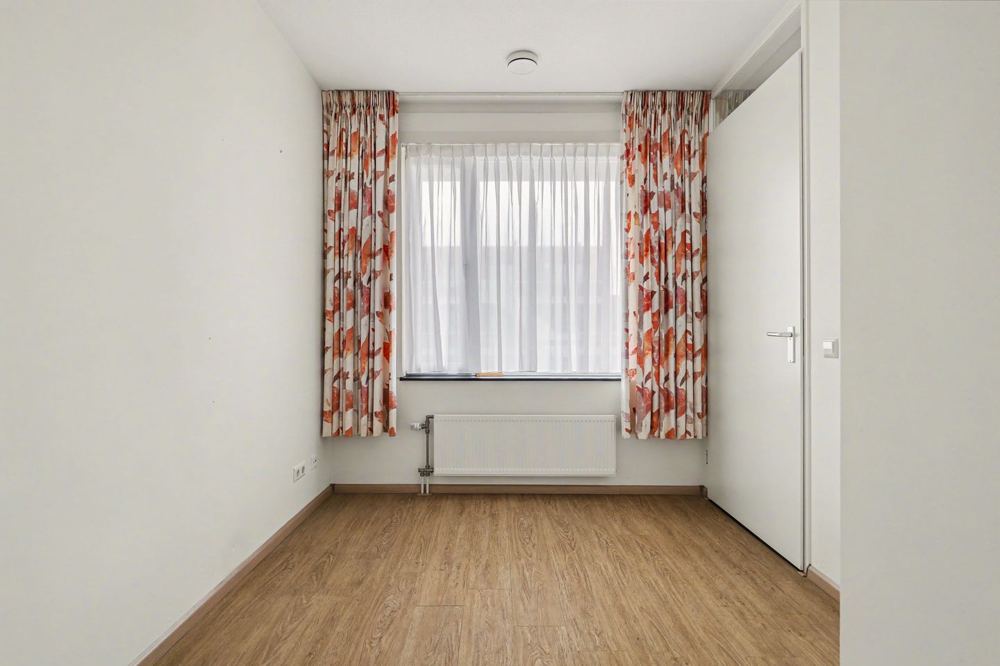Modern apartment with balcony and private parking in central Terneuzen — 19