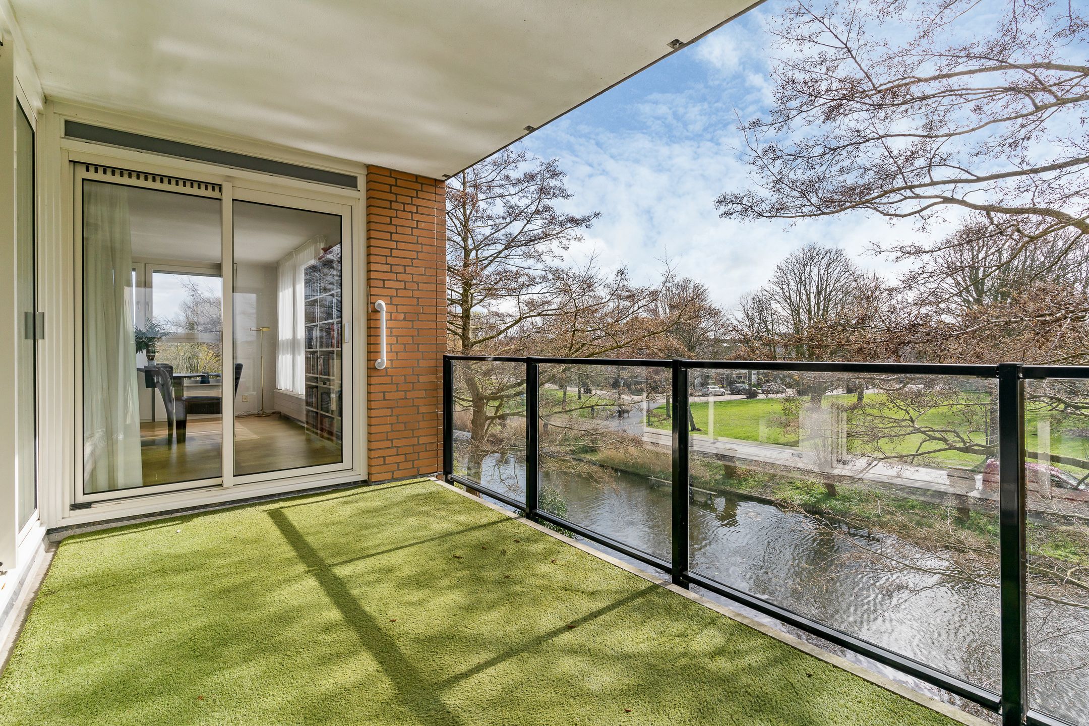 Spacious corner apartment with unobstructed water and green views in Leiden — 27