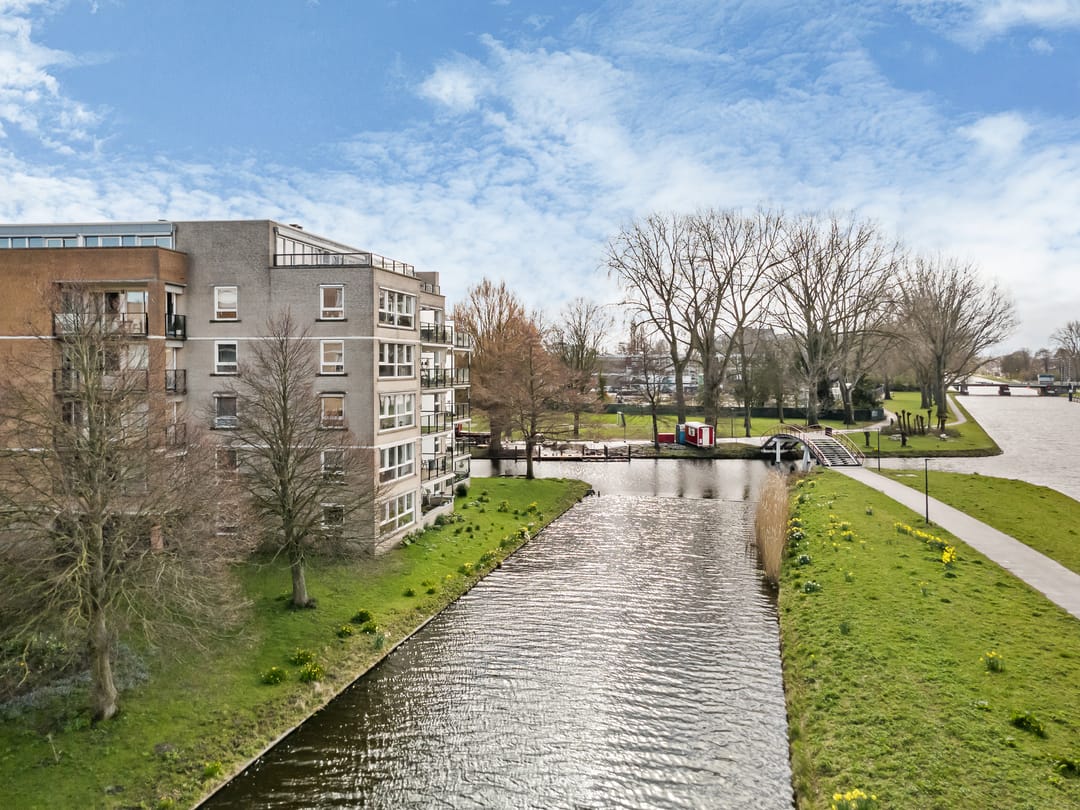 Spacious corner apartment with unobstructed water and green views in Leiden — 31