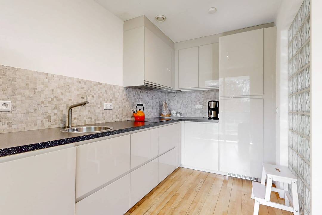 Spacious corner apartment with unobstructed water and green views in Leiden — 16