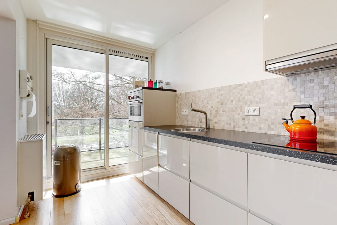 Spacious corner apartment with unobstructed water and green views in Leiden — 17