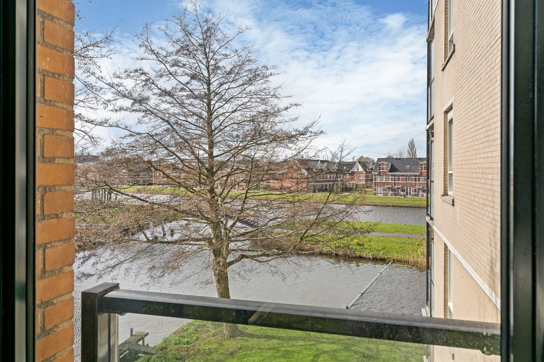 Spacious corner apartment with unobstructed water and green views in Leiden — 28