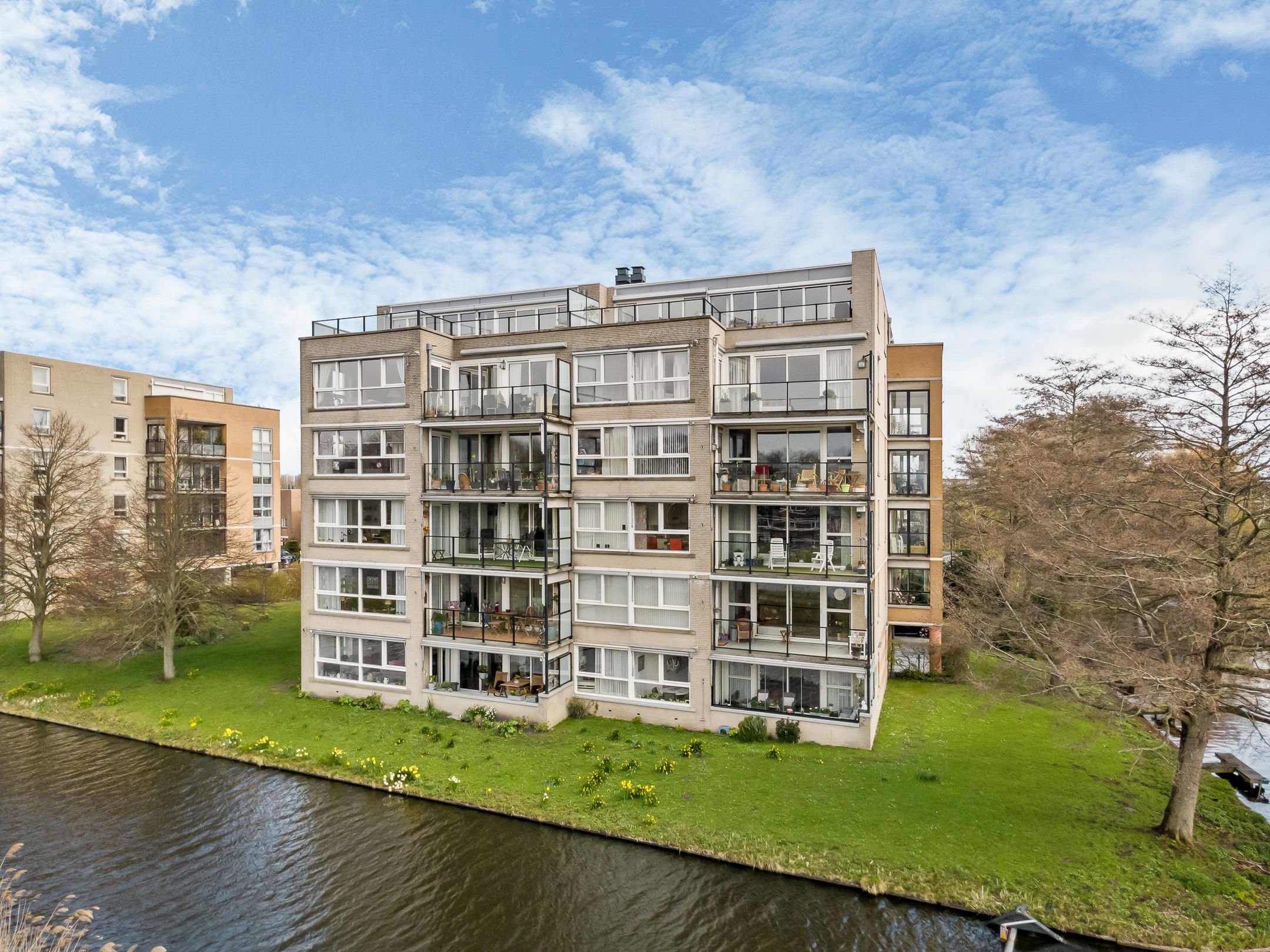 Spacious corner apartment with unobstructed water and green views in Leiden — 30