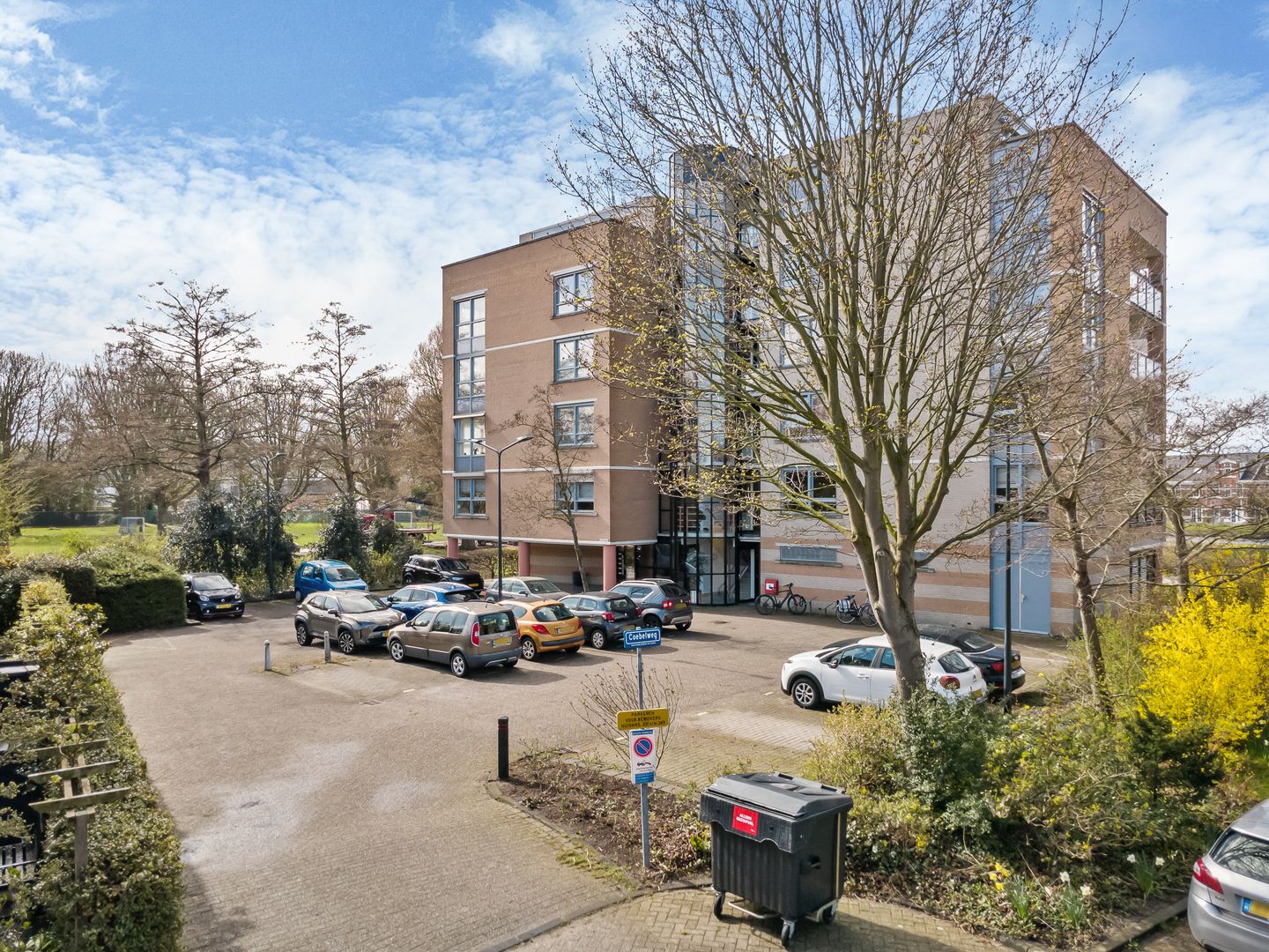 Spacious corner apartment with unobstructed water and green views in Leiden — 34