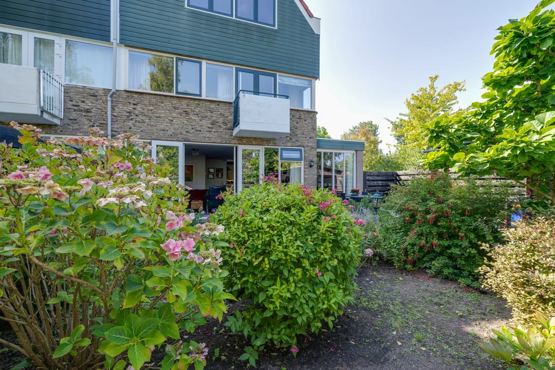 Spacious Corner Family Home in Green Zaandam Neighborhood — 31