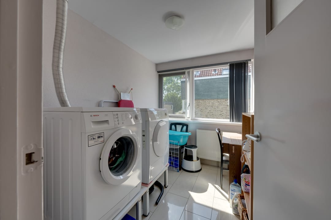 Spacious Corner Family Home in Green Zaandam Neighborhood — 45