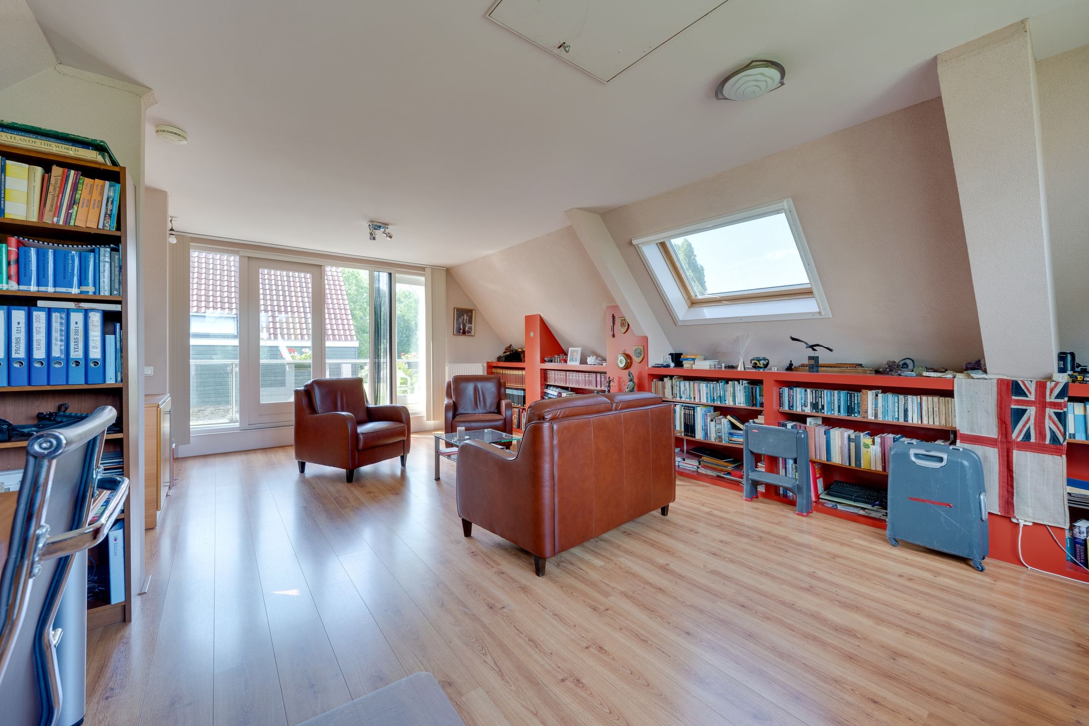 Spacious Corner Family Home in Green Zaandam Neighborhood — 53