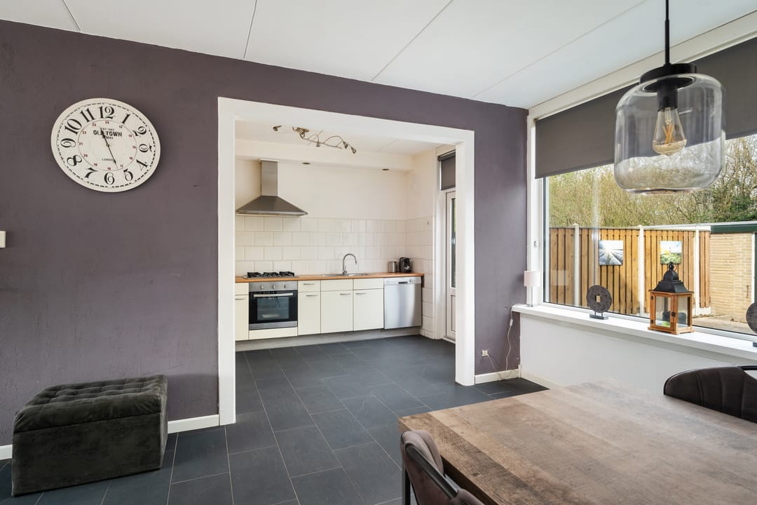 Spacious Family Home with Four Bedrooms and Garden in Hoogvliet Zuid — 8