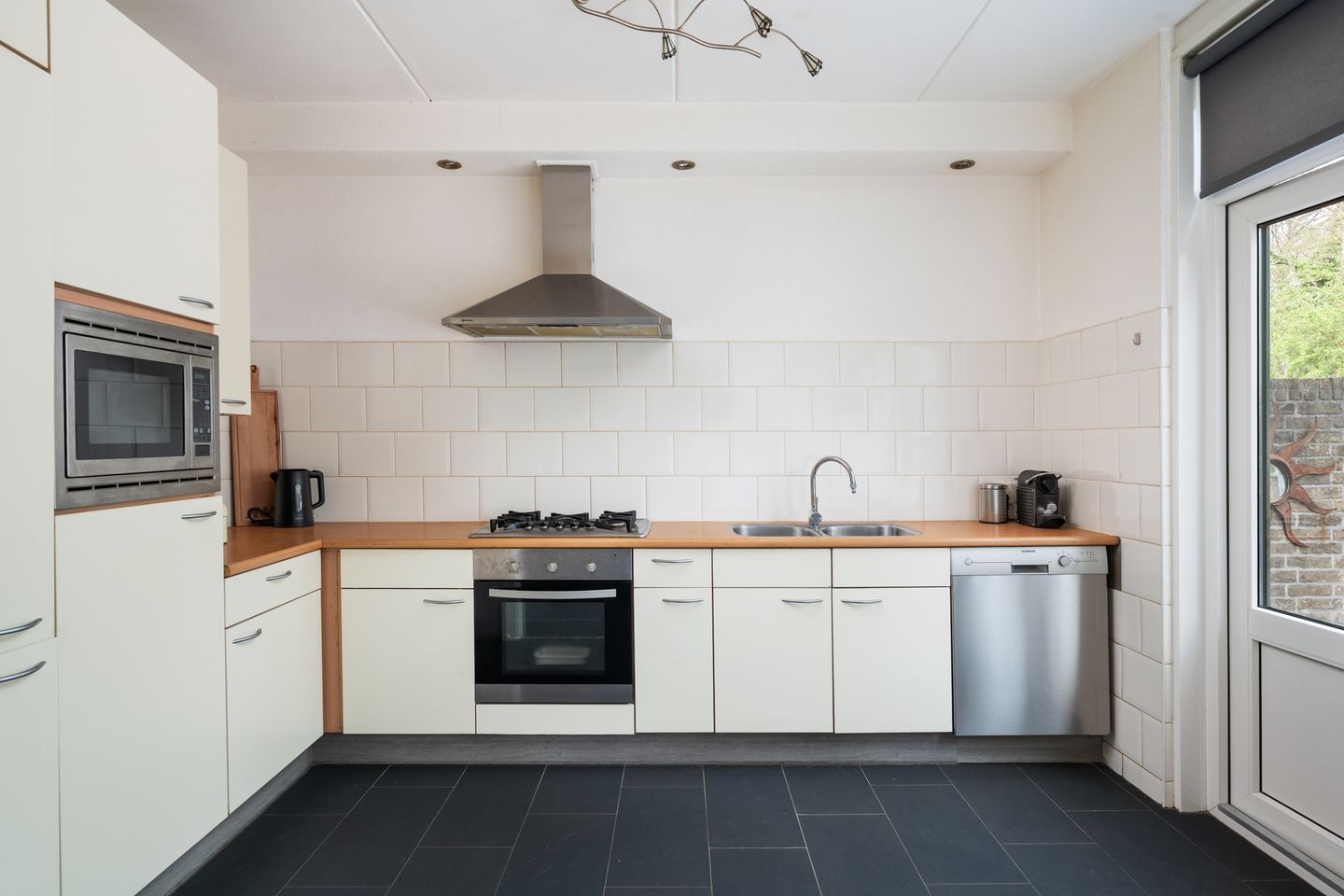 Spacious Family Home with Four Bedrooms and Garden in Hoogvliet Zuid — 10