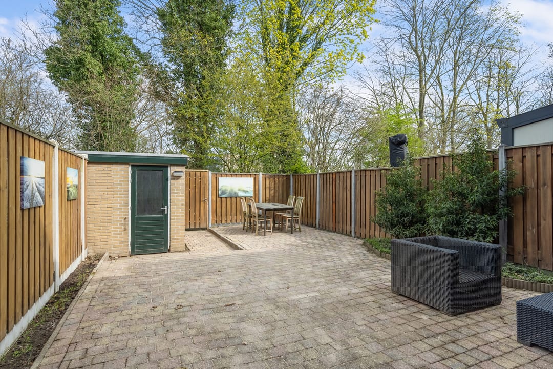 Spacious Family Home with Four Bedrooms and Garden in Hoogvliet Zuid — 11