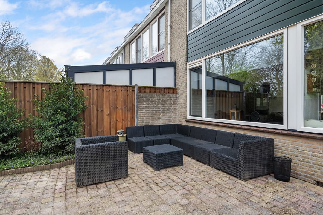 Spacious Family Home with Four Bedrooms and Garden in Hoogvliet Zuid — 13