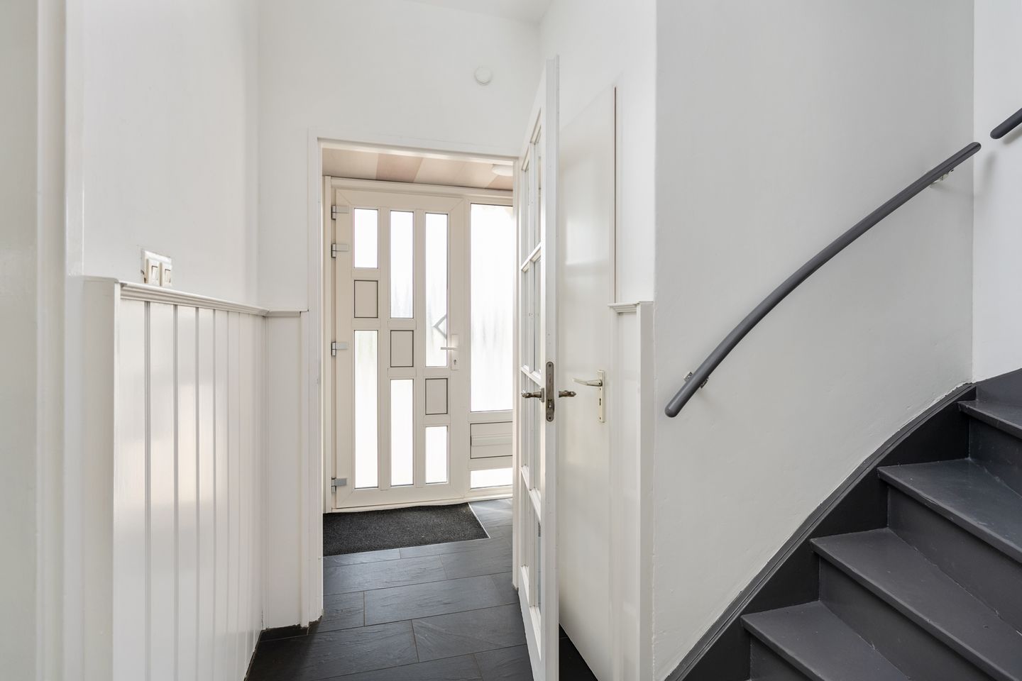 Spacious Family Home with Four Bedrooms and Garden in Hoogvliet Zuid — 14
