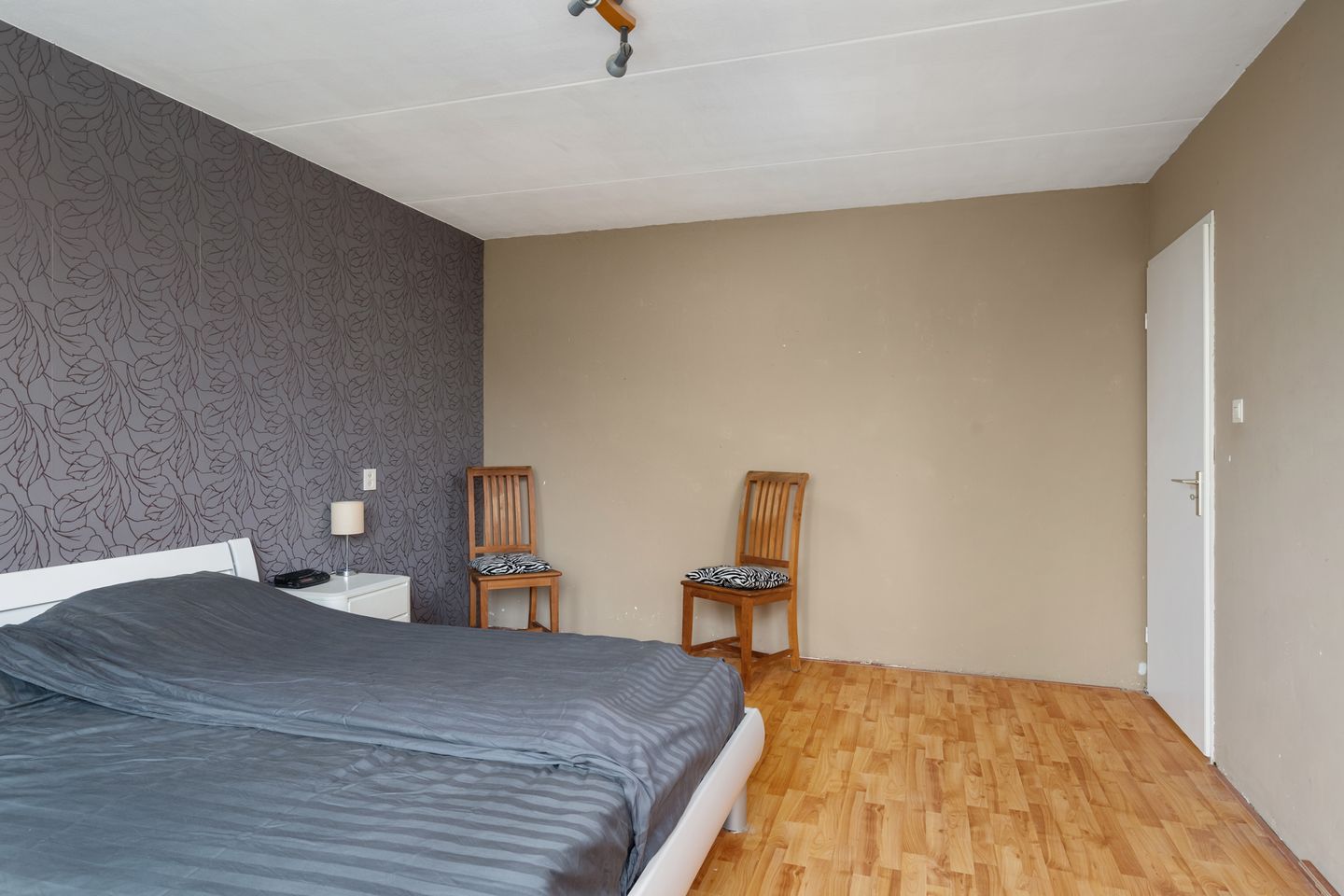 Spacious Family Home with Four Bedrooms and Garden in Hoogvliet Zuid — 19
