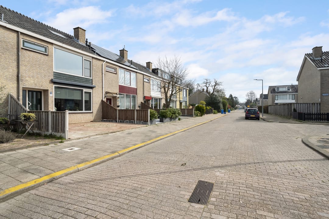 Spacious Family Home with Four Bedrooms and Garden in Hoogvliet Zuid — 28
