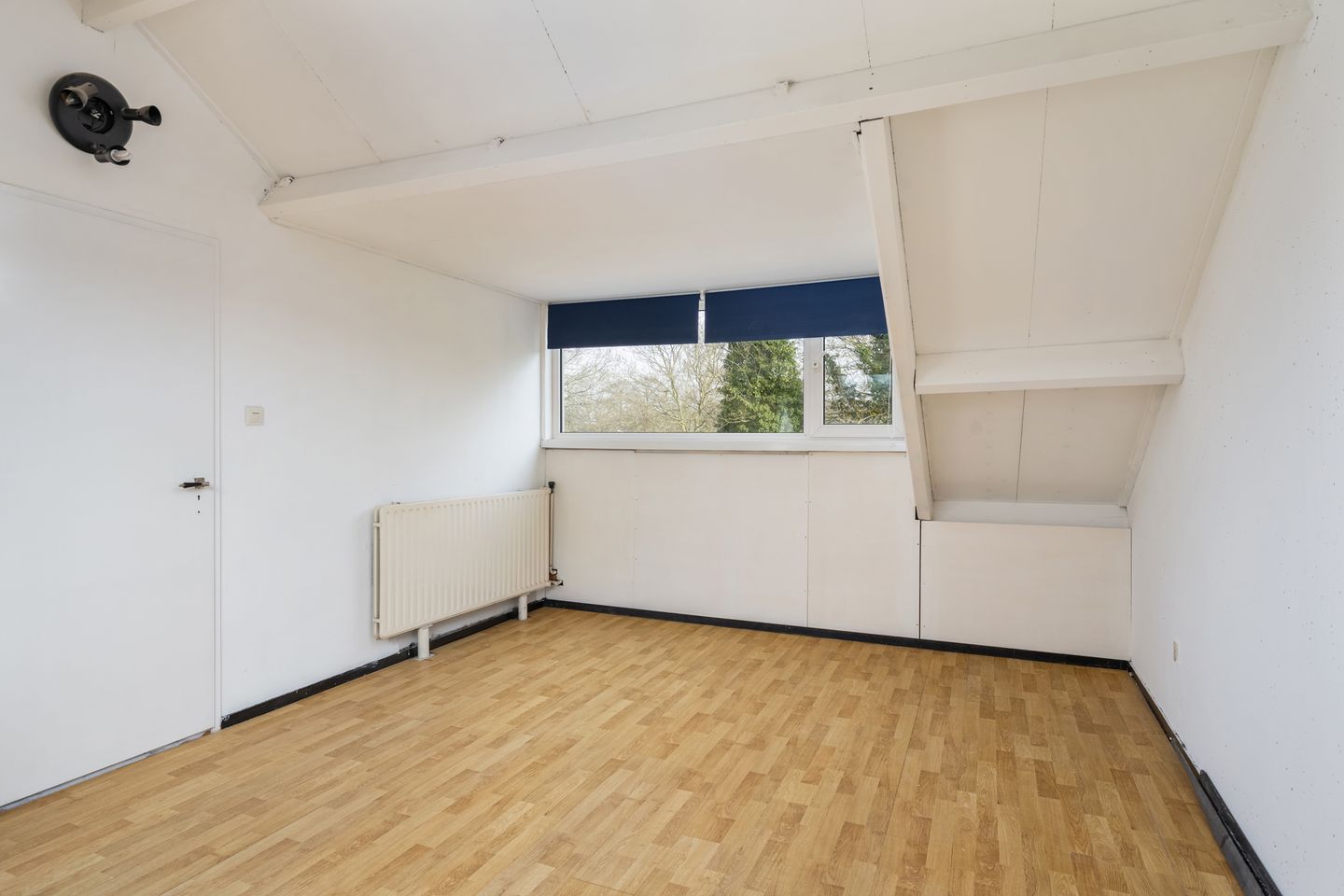 Spacious Family Home with Four Bedrooms and Garden in Hoogvliet Zuid — 25