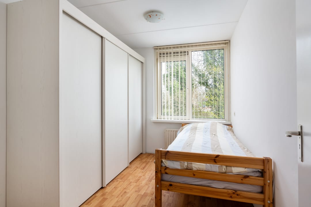 Spacious Family Home with Four Bedrooms and Garden in Hoogvliet Zuid — 22