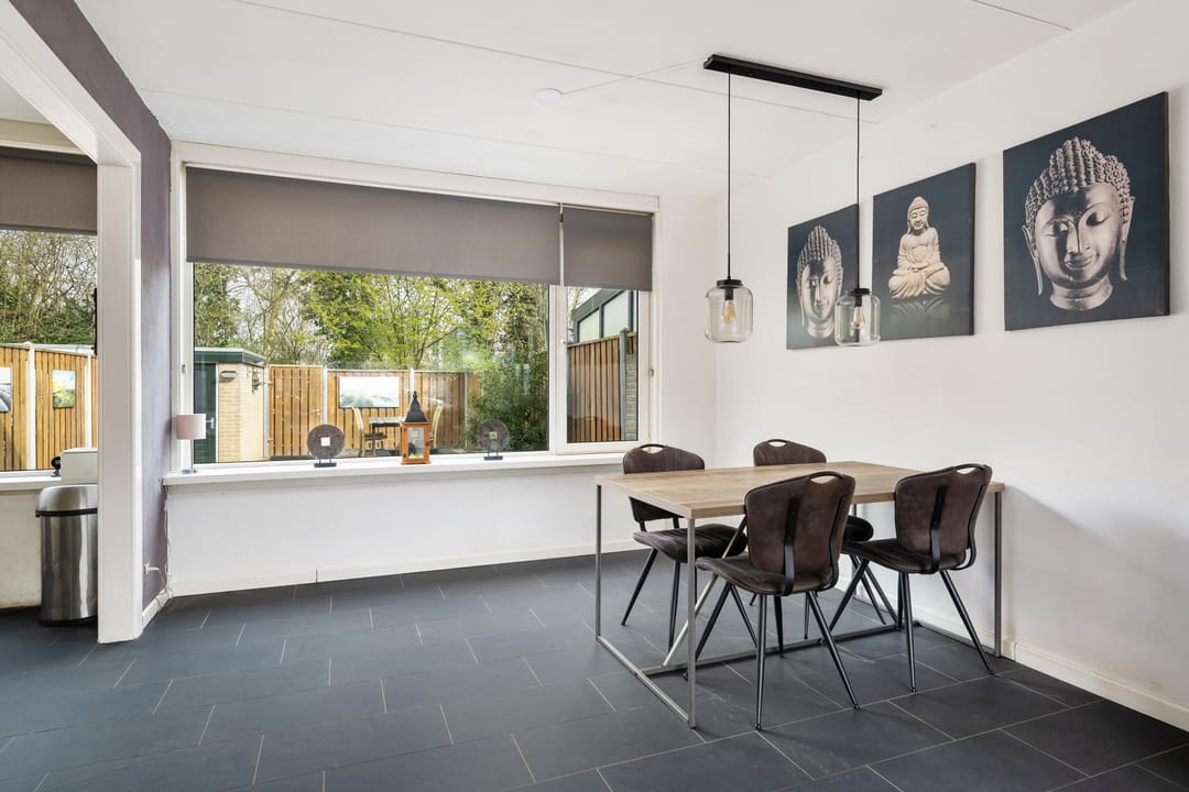 Spacious Family Home with Four Bedrooms and Garden in Hoogvliet Zuid — 7