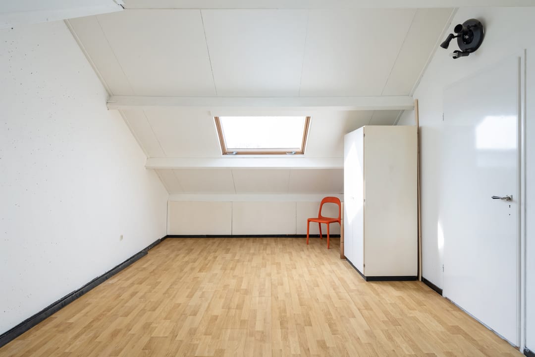 Spacious Family Home with Four Bedrooms and Garden in Hoogvliet Zuid — 26