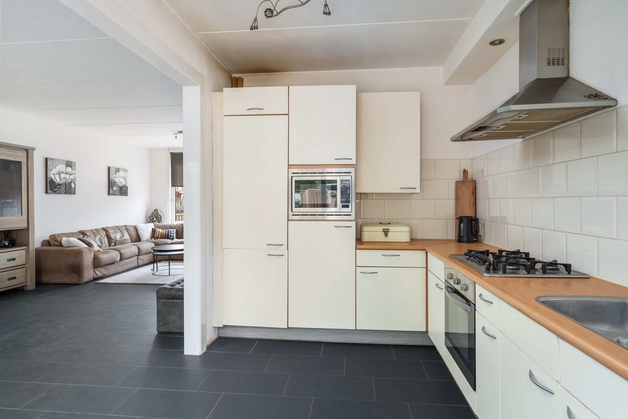 Spacious Family Home with Four Bedrooms and Garden in Hoogvliet Zuid — 9